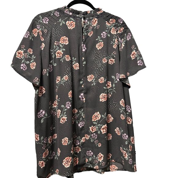Torrid size 2 (2X) gray floral smocked short flutter sleeve top FLAW - Picture 4 of 10